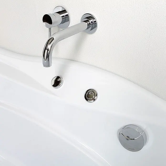 Kiamami Valentina Badewanne - 1.700 x 780 cm, ABS-Kunststoff und Acryl, Weiß - Wandmontierte Chrom-Badewannenarmatur mit Bedienelementen und Überlauf auf einer weißen Wanne.