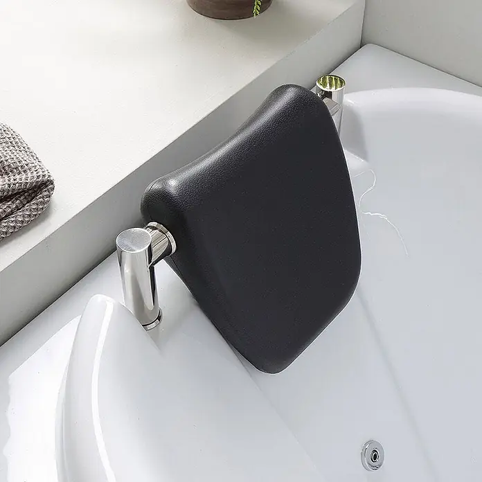 Kiamami Valentina Badewanne - 1.700 x 780 cm, ABS-Kunststoff und Acryl, Weiß - Schwarzes ergonomisches Badewannenkissen an weißer Wanne mit Chromarmaturen.