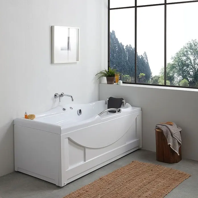 Kiamami Valentina Badewanne - 1.700 x 780 cm, ABS-Kunststoff und Acryl, Weiß - Weiße Whirlpool-Badewanne mit integrierten Düsen, Kopfstütze und Chromgriffen in einem hellen, modernen Badezimmer.