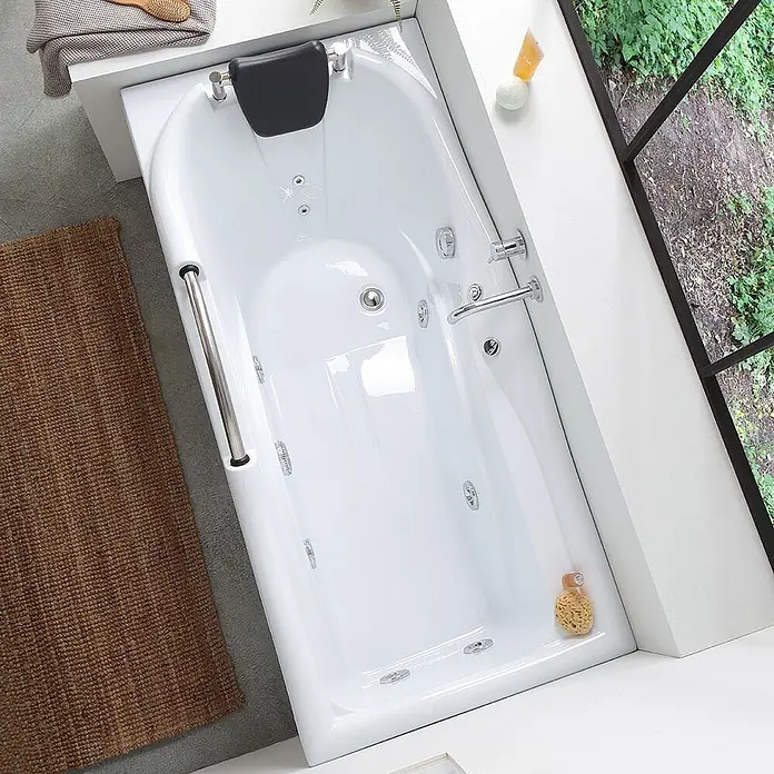 Kiamami Valentina Badewanne - 1.700 x 780 cm, ABS-Kunststoff und Acryl, Weiß - Ein weißer Whirlpool mit schwarzer Kopfstütze, verchromten Haltegriffen und mehreren Düsen, installiert in einem modernen Badezimmer.