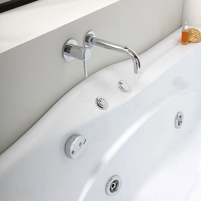 Kiamami Valentina Badewanne - 1.700 x 780 cm, ABS-Kunststoff und Acryl, Weiß - Weiße Badewanne mit eleganter, wandmontierter Chromarmatur und eingebauten Hydromassagedüsen und Bedienelementen.