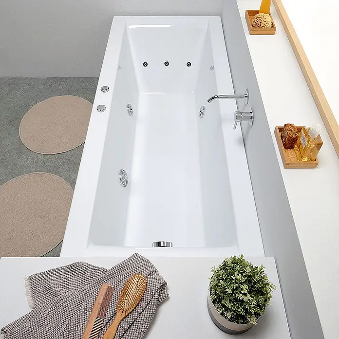 Kiamami Valentina Badewanne - 1.700 x 750 cm, Abs e Acrilico, Weiß - Weißes rechteckiges Whirlpool-Bad mit Chromdüsen und Wasserhahn in einem modernen Bad.