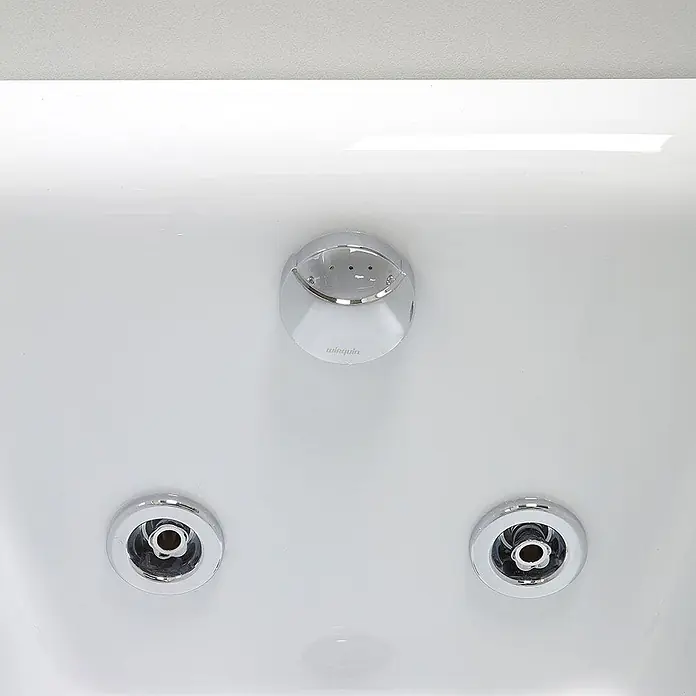 Kiamami Valentina Badewanne - 1.700 x 750 cm, Abs e Acrilico, Weiß - Drei verchromte Armaturen, darunter ein Bedienfeld und zwei Düsen, in einer weißen Oberfläche.