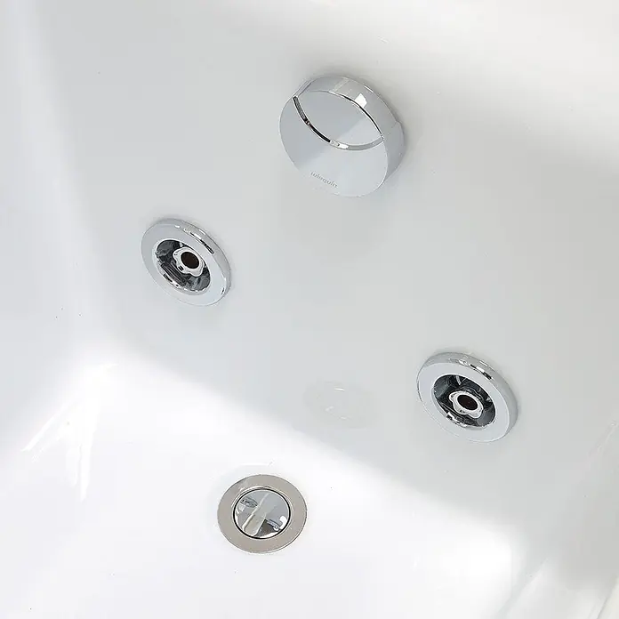 Kiamami Valentina Badewanne - 1.700 x 750 cm, ABS-Kunststoff und Acryl, Weiß - Verchromte Badewannenarmaturen: ein Bedienknopf, zwei Düsen und ein Abfluss in einer weißen Wanne.