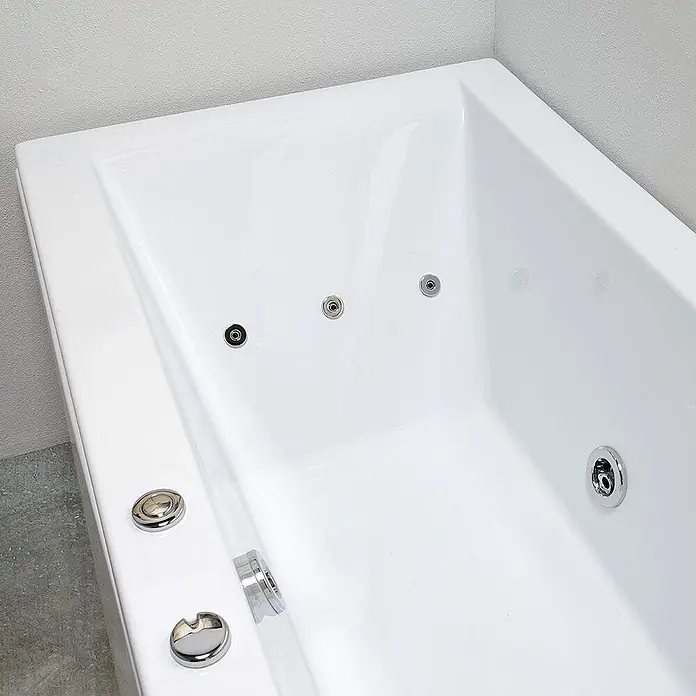 Kiamami Valentina Badewanne - 1.700 x 750 cm, ABS-Kunststoff und Acryl, Weiß - Weißer rechteckiger Whirlpool mit Chromdüsen und -bedienelementen.