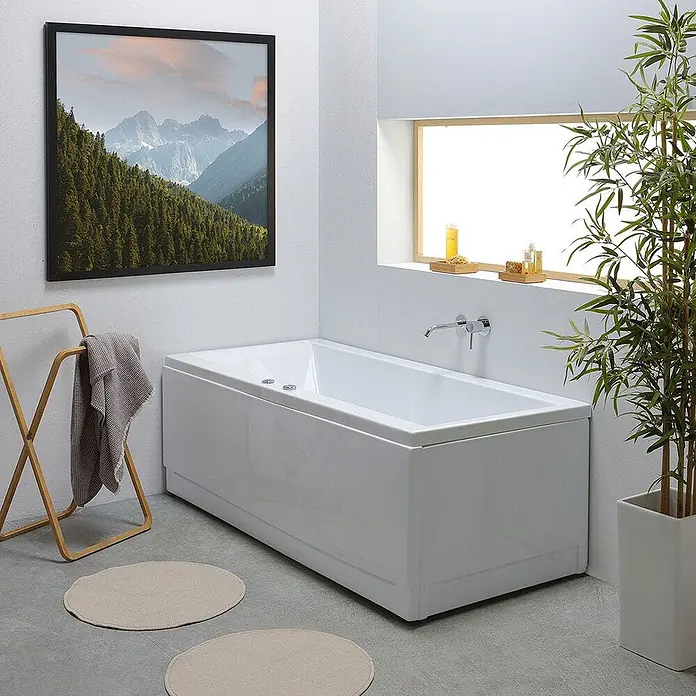Kiamami Valentina Badewanne - 1.700 x 750 cm, ABS-Kunststoff und Acryl, Weiß - Weiße rechteckige Badewanne. Mit klarem Paneeldesign und Chromarmaturen.