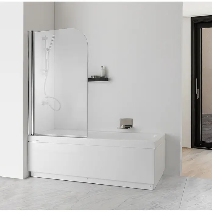 Kiamami Valentina Badewannenaufsatz - Transparent - Weiße Badewanne mit Duschabtrennung aus Klarglas und Chromarmaturen in einem modernen Badezimmer.