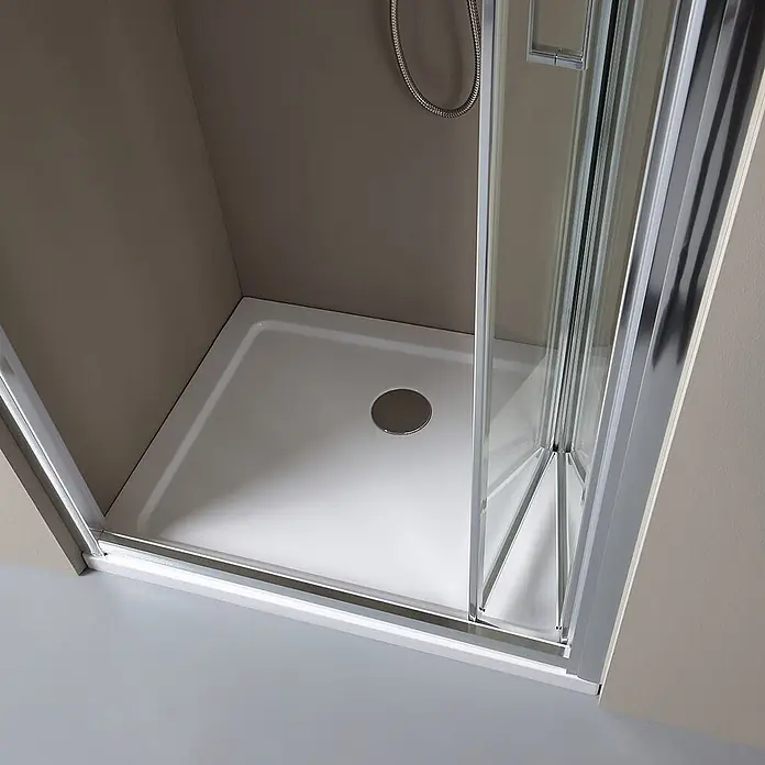 Kiamami Valentina Nischendusche - 0,02 x 1.900 cm, Transparent, 5 mm - Weiße rechteckige Duschwanne mit Metallablauf und Klarglas-Falttür mit Chromrahmen.