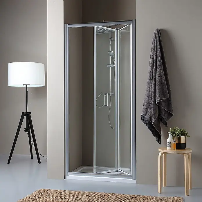 Kiamami Valentina Nischendusche - 0,02 x 1.900 cm, Transparent, 5 mm - Silbergerahmte Faltduschkabine aus Glas mit Chromarmaturen in einem modernen Badezimmer.