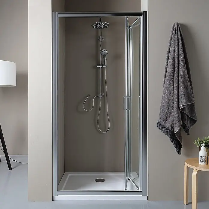 Kiamami Valentina Nischendusche - 0,02 x 1.900 cm, Transparent, 5 mm - Faltbare Duschkabine aus Glas mit Chromrahmen, weißer Duschwanne und Duschsystem, in einem modernen Badezimmer.
