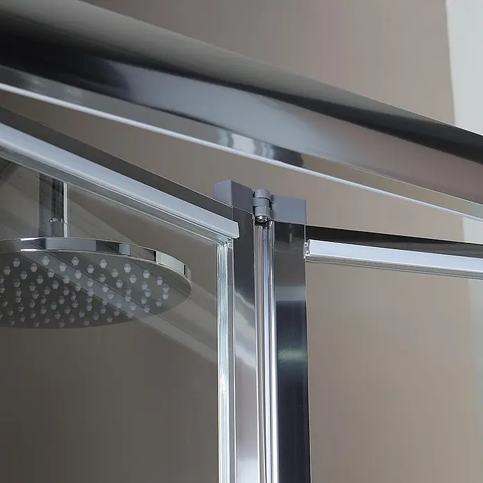 Kiamami Valentina Nischendusche - 0,02 x 1.900 cm, Transparent, 5 mm - Nahaufnahme einer Duschkabine mit transparenten Glaspaneelen, glänzendem Chromrahmen und einem Duschkopf.