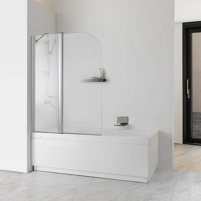 Kiamami Valentina Badewannenaufsatz - B x H: 6 x 1.400 cm, Transparent - Weiße Acryl-Badewanne mit einer klaren Glasduschwand, bestehend aus einer Flügeltür und einem gebogenen festen Paneel.