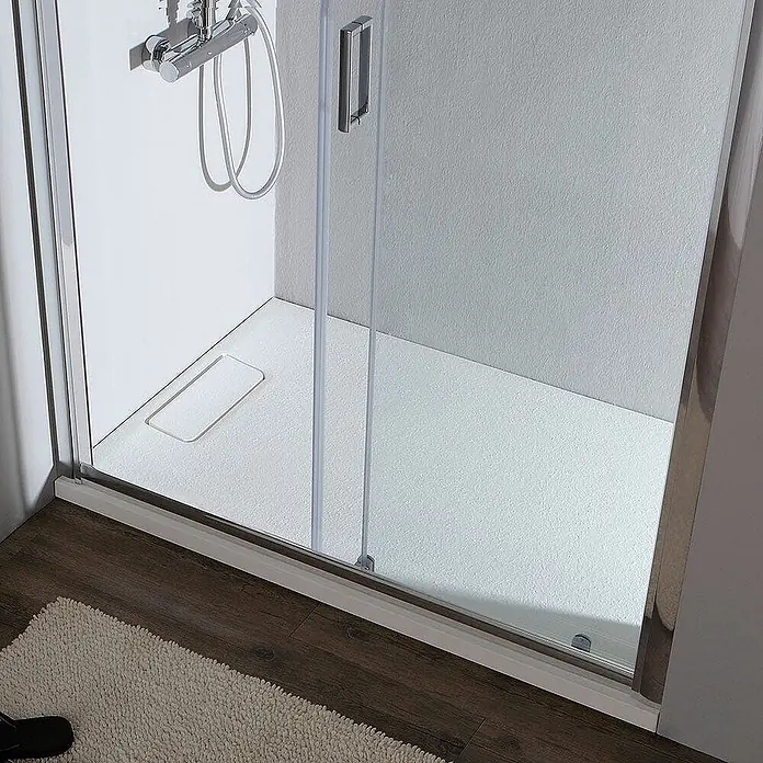 Kiamami Valentina Nischendusche - 50 x 1.850 cm, Transparent, 6 mm - Weißes texturiertes Duschbecken mit linearem Ablauf, in einer modernen Glasduschkabine installiert.