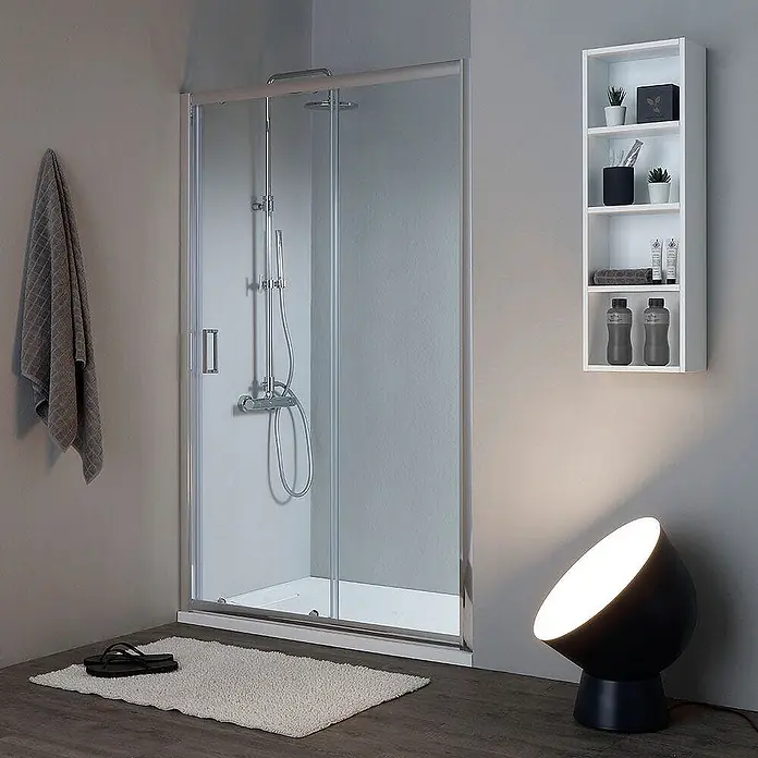Kiamami Valentina Nischendusche - 50 x 1.850 cm, Transparent, 6 mm - Moderne Duschkabine mit klaren Glaspaneelen und silbernem Rahmen, in einem zeitgenössischen Badezimmer installiert.