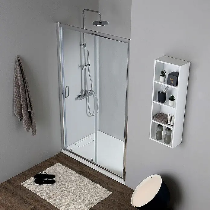 Kiamami Valentina Nischendusche - 50 x 1.850 cm, Transparent, 6 mm - Moderne Duschkabine mit Klarglas-Schiebetüren, Chromrahmen, weißer Duschwanne und Chrom-Duschsystem, in einem modernen Badezimmer.