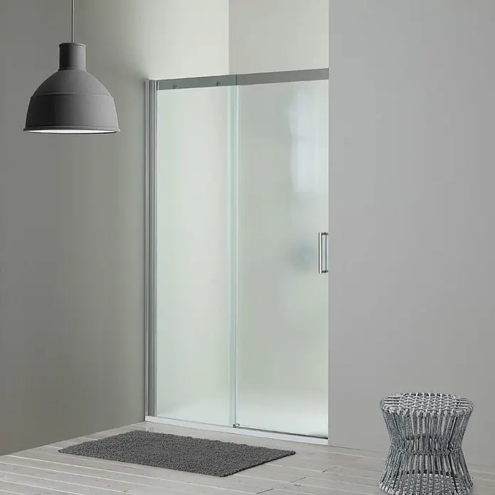 Kiamami Valentina Nischendusche - 3 x 190 cm, Matt, 6 mm - Duschkabine aus Milchglas mit silbernem Rahmen und Schiebetüren, in einer Badezimmerecke installiert.