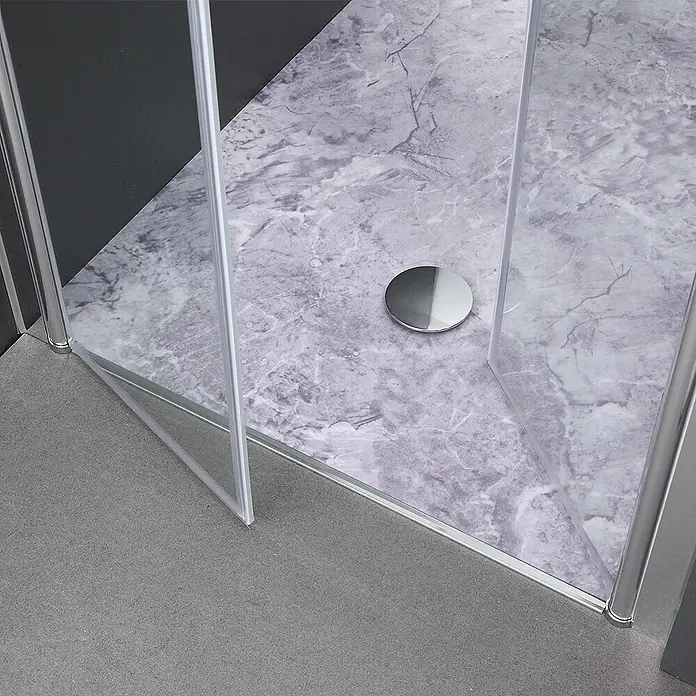 Kiamami Valentina Nischendusche - 50 x 1.900 cm, Transparent, 6 mm - Graue Duschwanne in Marmoroptik mit rundem Abfluss und Glasduschkabine mit Chromrahmen auf grauem Boden.