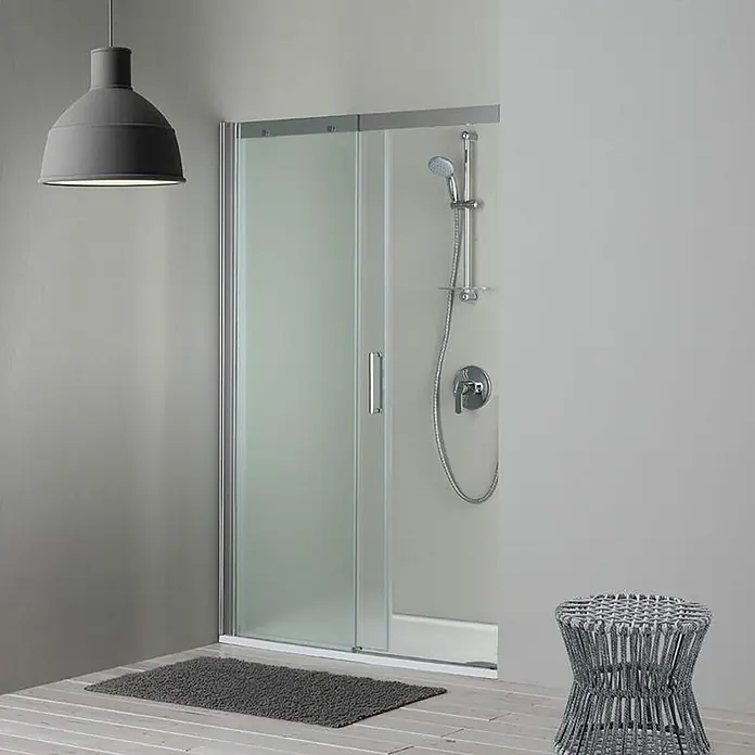 Kiamami Valentina Nischendusche - 3 x 190 cm, Matt, 6 mm - Moderne Duschkabine mit mattierten Glasschiebetüren und Silberrahmen in einem hellen Badezimmer.