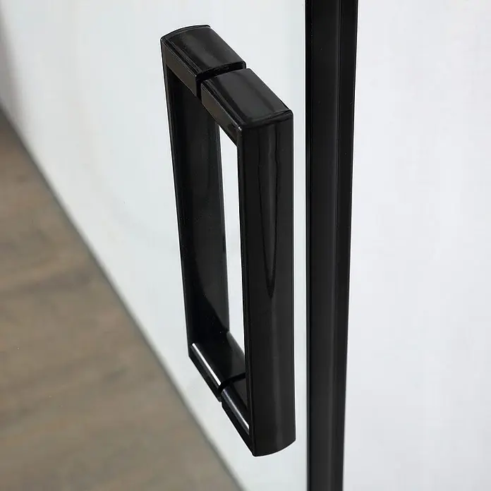 Kiamami Valentina Nischendusche - 50 x 1.900 cm, Schwarz, 6 mm - Schwarzer, rechteckiger Griff für eine klare Glas-Duschtür.
