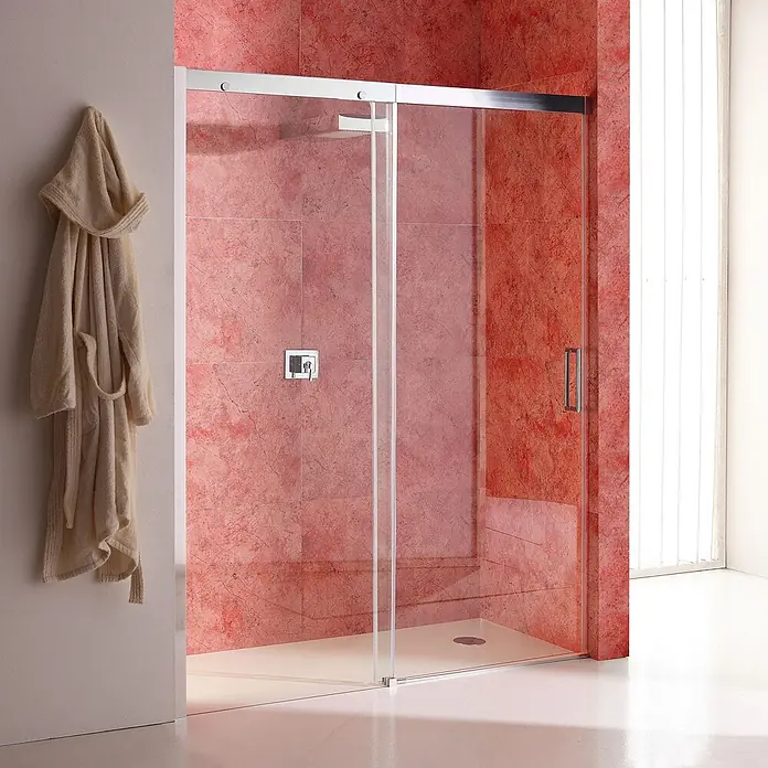 Kiamami Valentina Nischendusche - 5 x 190 cm, Transparent, 6 mm - Schiebe-Duschkabine aus Klarglas mit Metallrahmen und weißer Wanne, in einem Badezimmer mit roten Fliesenwänden.