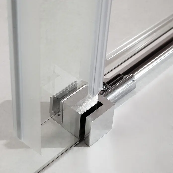 Kiamami Valentina Nischendusche - Transparent, 6 mm - Detail einer klaren Glasduschwand mit silbernen Metallbeschlägen und Gleitschiene.