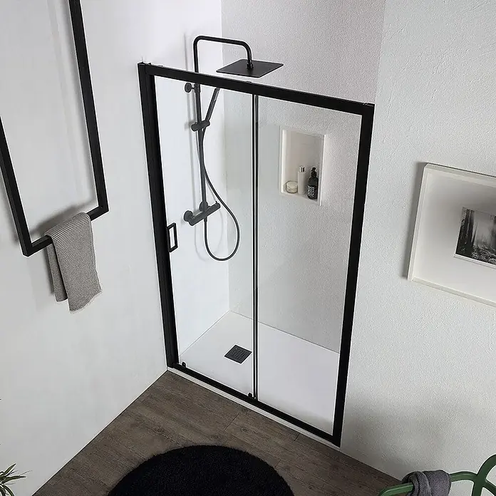 Kiamami Valentina Nischendusche - 50 x 1.900 cm, Schwarz, 6 mm - Schwarze Duschkabine mit Glaswänden und quadratischem Duschkopf in einem modernen Badezimmer.