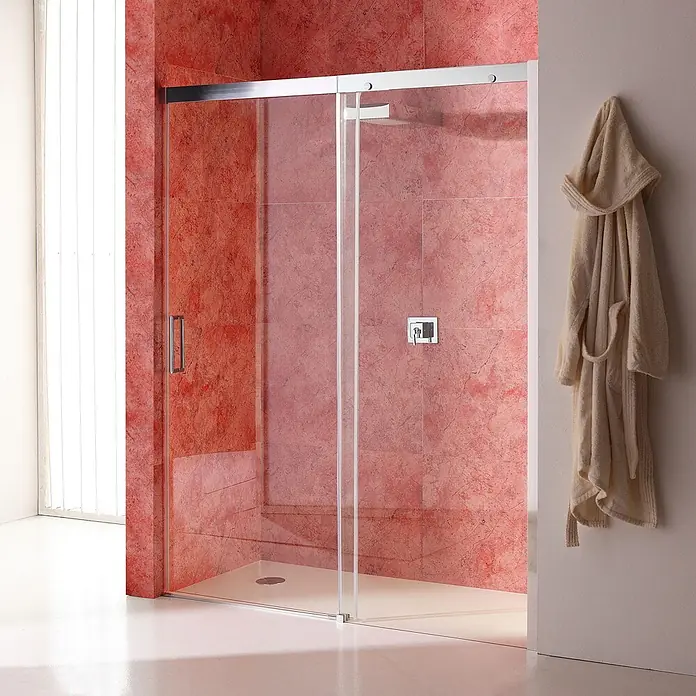 Kiamami Valentina Nischendusche - 5 x 190 cm, Transparent, 6 mm - Glasschiebedusche mit Chrom-Akzenten in einem Badezimmer mit roten Marmorfliesen.