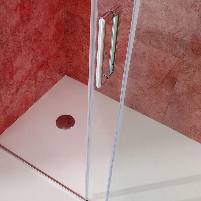 Kiamami Valentina Nischendusche - 5 x 190 cm, Transparent, 6 mm - Moderne Duschkabine mit weißer Wanne, klarer Glastür, Chromgriff und roten Marmorwänden.