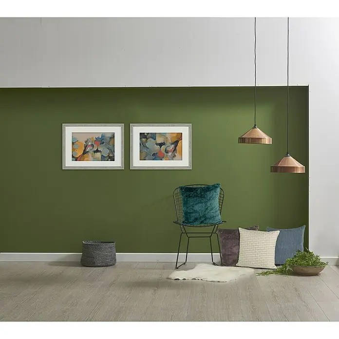 Accent Holzrahmen Vintage - 30 x 40 cm, Braun - Ein stilvolles Zimmer mit dekorativer Kunst und Möbeln. Die zwei Kunstwerke und Kissen setzen farbliche Akzente im Raum.