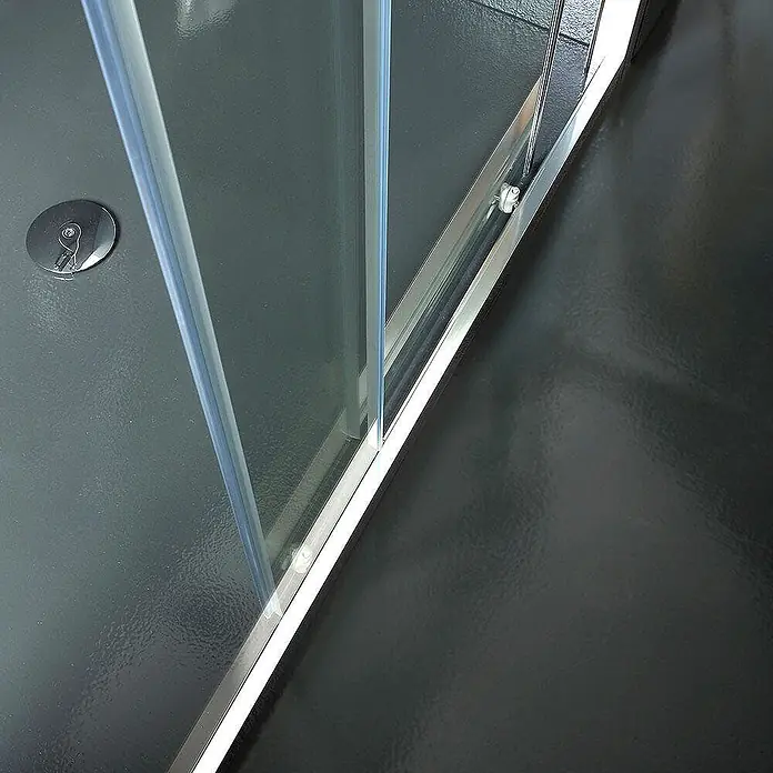 Kiamami Valentina Nischendusche - 5 x 185 cm, Transparent, 6 mm - Nahaufnahme einer Duschkabinentür mit Glas, Metallrahmen, Rollen und einer dunkelgrauen Duschwanne mit Abfluss.