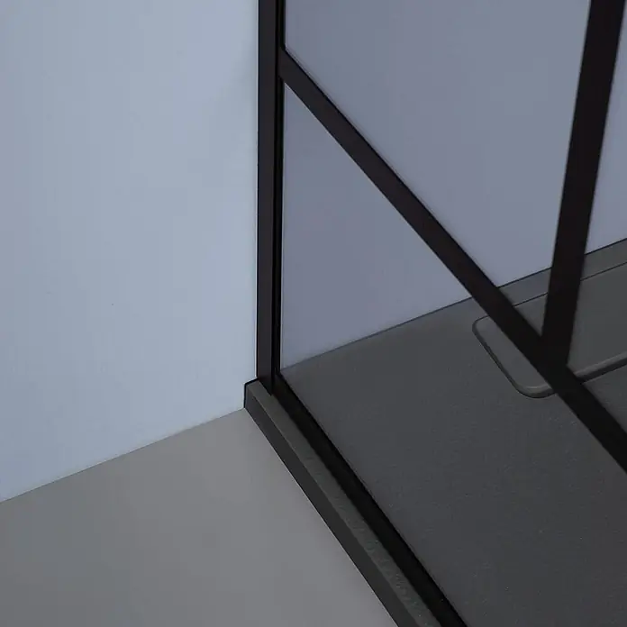 Kiamami Valentina Duschwand - B x H: 60 x 2.000 cm, Schwarz, Transparent - Ecke einer dunkelgrauen Duschwanne mit schwarz gerahmter Glasduschkabine.