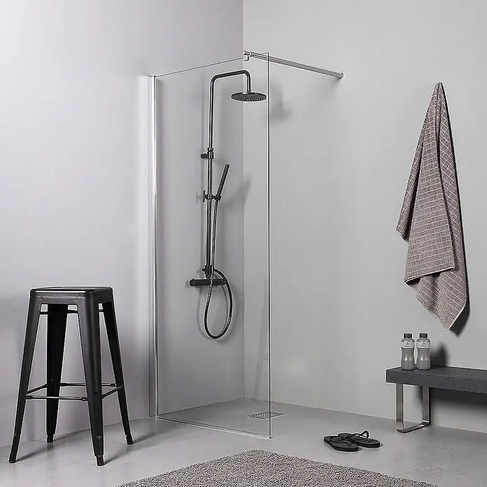 Kiamami Valentina Duschwand - B x H: 35 x 1.900 cm, Transparent - Moderne begehbare Dusche mit klarer Glasscheibe und mattem schwarzem Duschsystem in einem minimalistischen Badezimmer.