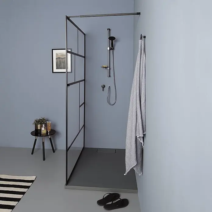 Kiamami Valentina Duschwand - B x H: 60 x 2.000 cm, Schwarz, Transparent - Schwarz gerahmte Duschwand mit Glaspaneelen und einer dunkelgrauen Duschwanne in einem modernen Bad.
