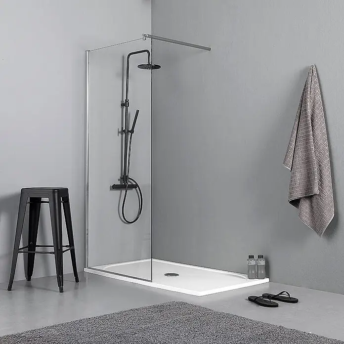 Kiamami Valentina Duschwand - B x H: 35 x 1.900 cm, Transparent - Moderne begehbare Dusche mit schwarzem Duschsystem, klarer Glaswand und weißer Duschwanne in einem Badezimmer.