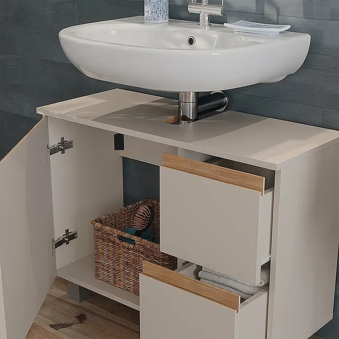 Vicco Badmöbel-Set J-Shape Cashmere/Artisan 2 Teile - Cashmere, Matt - Helle beige Waschtischunterschrank mit weißem Waschbecken, offenem Fach mit Korb und zwei Schubladen mit Holzgriffen, die Handtücher zeigen.