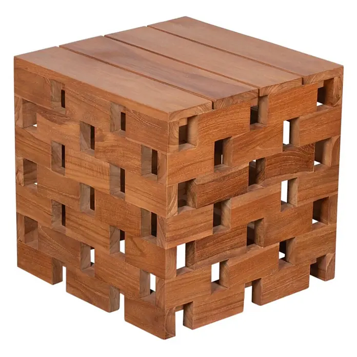 Bene Living Garten-Beistelltisch Dunham - Teakholz, Quadratisch, Natur - Ein quadratischer Beistelltisch oder Hocker aus ineinandergreifenden braunen Holzblöcken mit offenem Gitterdesign.