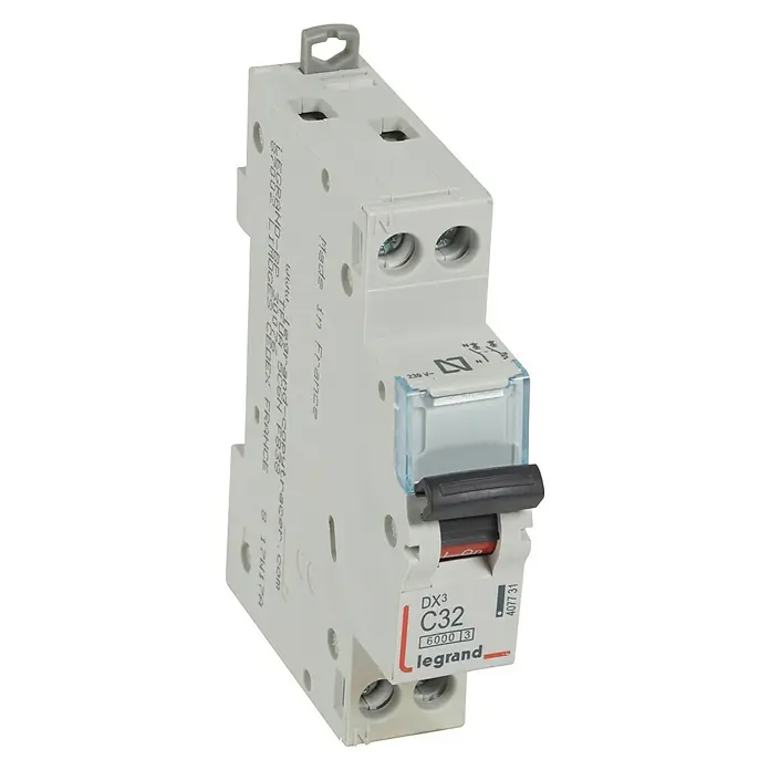 Legrand Magnetotérmico automático DX3 UNI+N - C, 32 A, 6 kA, 1 ud. - Primer plano de un interruptor automático Legrand DX³ C32, diseñado para la protección de circuitos en edificios residenciales y comerciales.