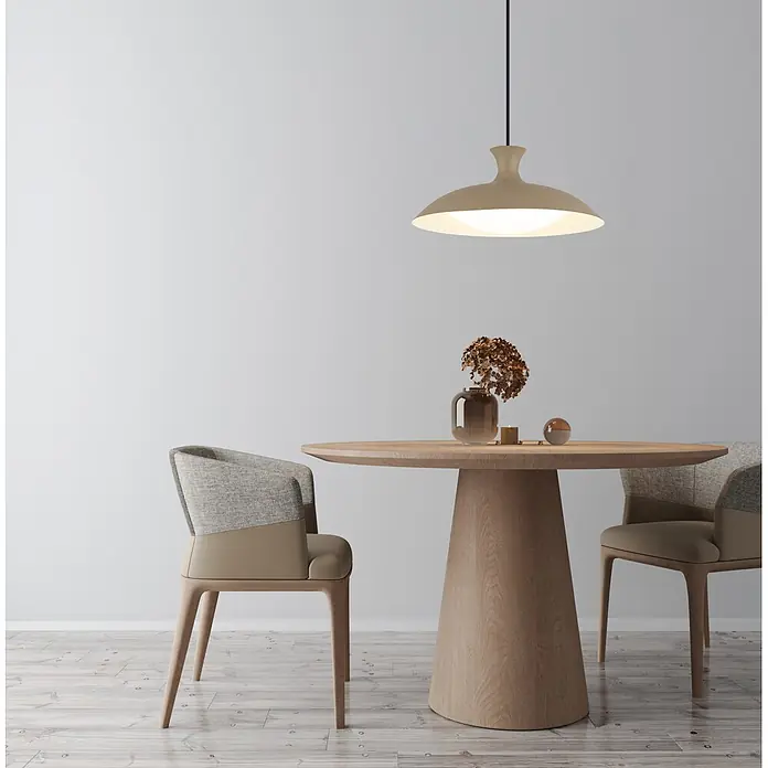 Globo LED-Pendelleuchte rund Rocha - Ø x H: 40 x 150 cm - Runder Esstisch aus Holz und zwei helle Polsterstühle in einem minimalistischen Raum.
