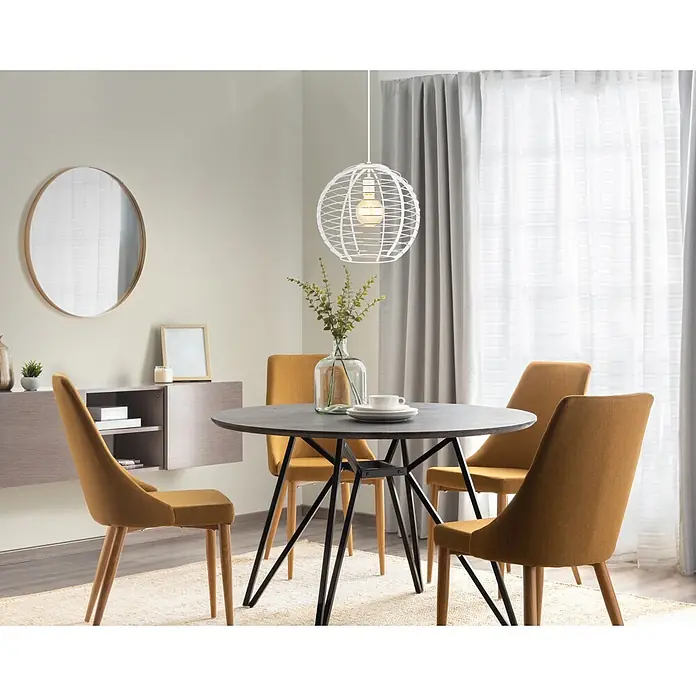 Globo Pendelleuchte Nesa - 60 W, Weiß, E27 - Ein modernes Esszimmer mit einem dunkelgrauen runden Tisch, vier senfgelben Stühlen und einer weißen Drahtkugel-Pendelleuchte.
