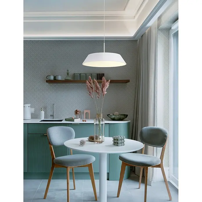 Globo LED-Pendelleuchte rund Silena - 24 W, Ø x H: 40 x 18 cm, Warmweiß - Weiße konische Pendelleuchte beleuchtet einen modernen Küchen-/Essbereich mit grünen Schränken und kleinem Rundtisch.