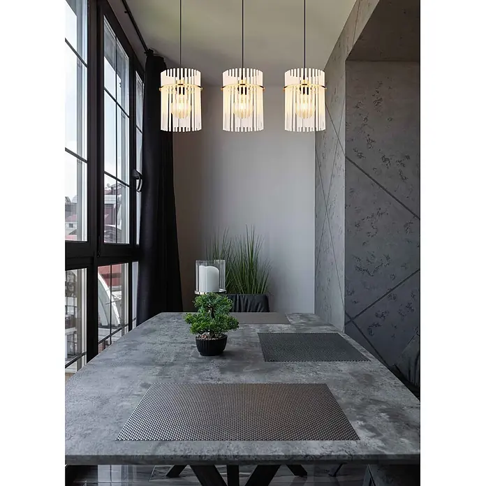 Globo Pendelleuchte Gorley - L x B x H: 800 x 200 x 1.400 mm - Drei moderne Pendelleuchten mit klaren Zylinderröhren und goldenen Akzenten beleuchten einen Esstisch.