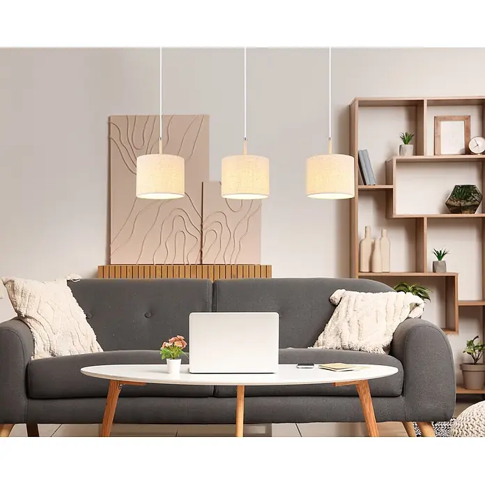 Globo Pendelleuchte Deleon - 40 W, L x B x H: 90 x 20 x 120 cm, Creme, E27 - Drei beigefarbene Stoff-Pendelleuchten mit Holzdetails hängen in einem modernen Wohnzimmer und beleuchten den Raum.