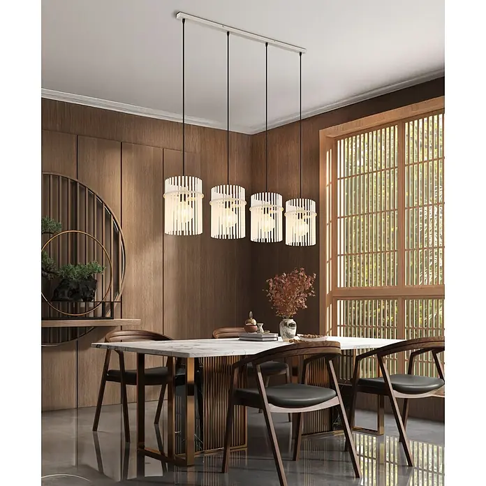 Globo LED-Pendelleuchte Gorley - 60 W, L x B x H: 110 x 20 x 110 cm, Sandfarben - Vierteilige Linear-Pendelleuchte mit weißen zylindrischen Lamellenschirmen über einem Esstisch.