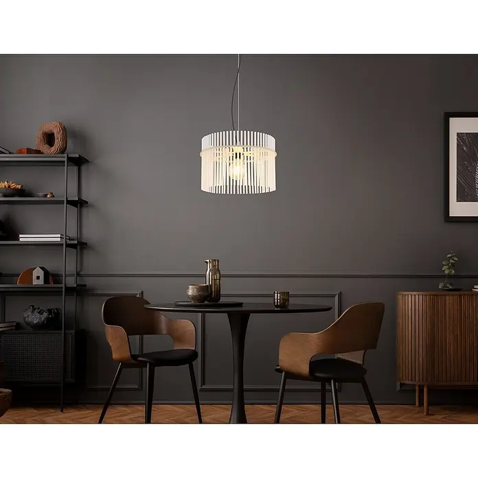 Globo Pendelleuchte rund Gorley - 60 W, Ø x H: 40 x 150 cm, Sandfarben, E27 - Eine moderne weiße Lamellen-Pendelleuchte hängt über einem schwarzen Esstisch.