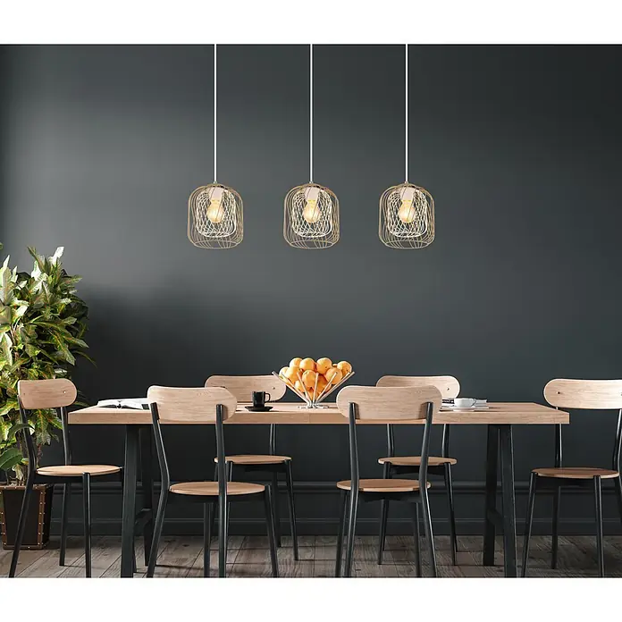 Globo Pendelleuchte Dichti - 40 W, L x B x H: 84 x 18 x 150 cm, Sandfarben, E27 - Moderner Esstisch mit heller Holzplatte und schwarzen Beinen, dazu passende Stühle. Drei goldene Käfig-Pendelleuchten hängen darüber.