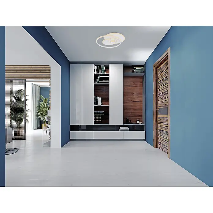 Globo LED-Deckenleuchte Roderick - 50 W, L x B x H: 54,5 x 46 x 6 cm, Weiß - Moderne weiße und dunkelbraune Einbauschrankwand mit Regalen und Schränken in einem Flur.