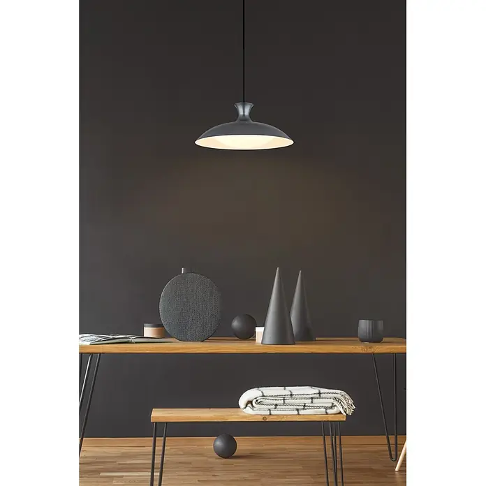Globo LED-Pendelleuchte rund Rocha - Ø x H: 40 x 150 cm - Graue Pendelleuchte beleuchtet ein modernes Interieur mit Holztisch und minimalistischer Dekoration.