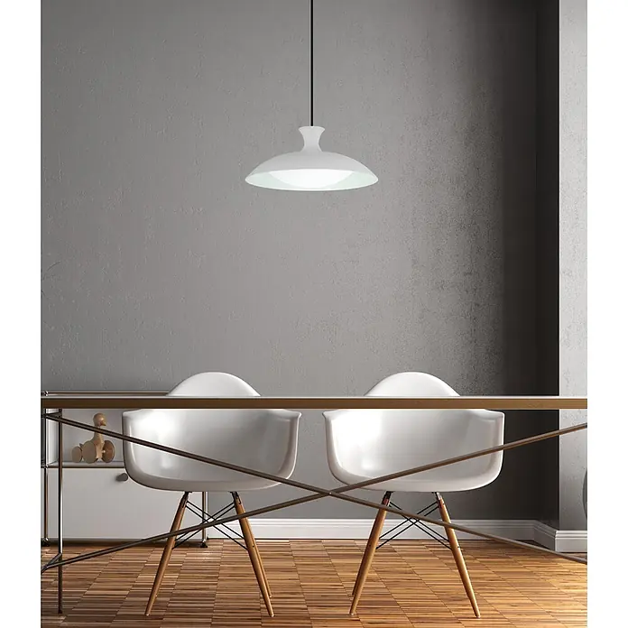 Globo LED-Pendelleuchte rund Rocha - 18 W, Warmweiß - Weiße Pendelleuchte beleuchtet modernen Essbereich mit Tisch und Stühlen.