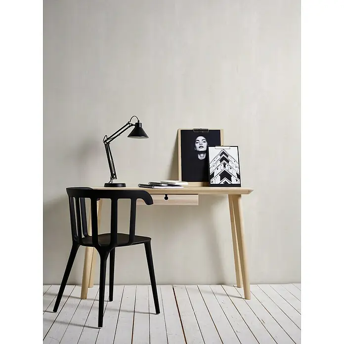 A.S. Création Neue Bude 2.0 ED II Vliestapete Concret - Creme, Betonoptik, 10,05 x 0,53 m - Schreibtisch-Set mit Lampe, Notizbüchern und Bildern auf Holzgrund. Das minimalistische Design verleiht jedem Raum einen modernen Touch.
