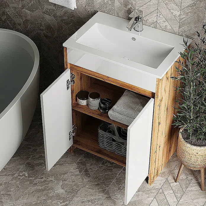 Vicco Badmöbel-Set Lemgo Goldkraft Eiche 2 Teile - Goldkraft Eiche, Glänzend - Moderne Waschtisch-Unterschrank aus weißer Keramik und hellem Holz mit weißen Türen, geöffnet und Stauraum zeigend.
